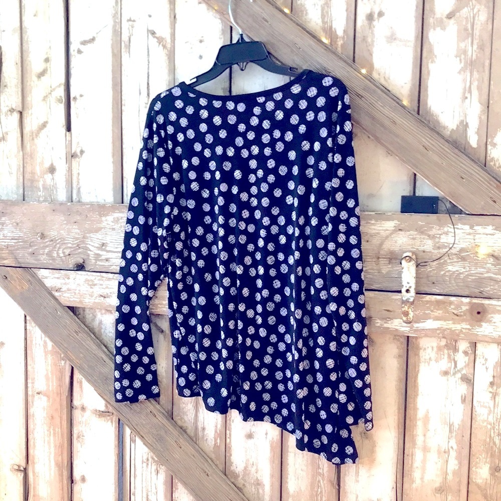 Asymmetrical blouse with black and white circles - Picture 3 of 6